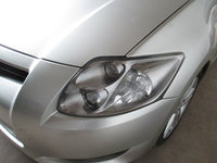 Far stanga ( fond gri - nu argintiu) Valeo (Europa) - are o ureche rupta Toyota Auris 1 2006 2007 2008 2009