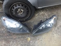 Far stanga si dreapta Opel Zafira 2006 -unul are urechi rupte