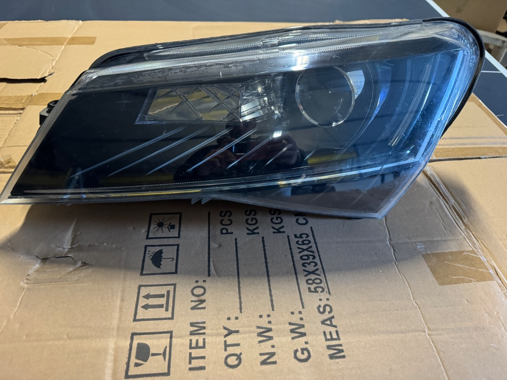 Far stanga Skoda Superb 3 BIXENON LED 2015/2016/2017/2018 cod 3V1.941.015.B