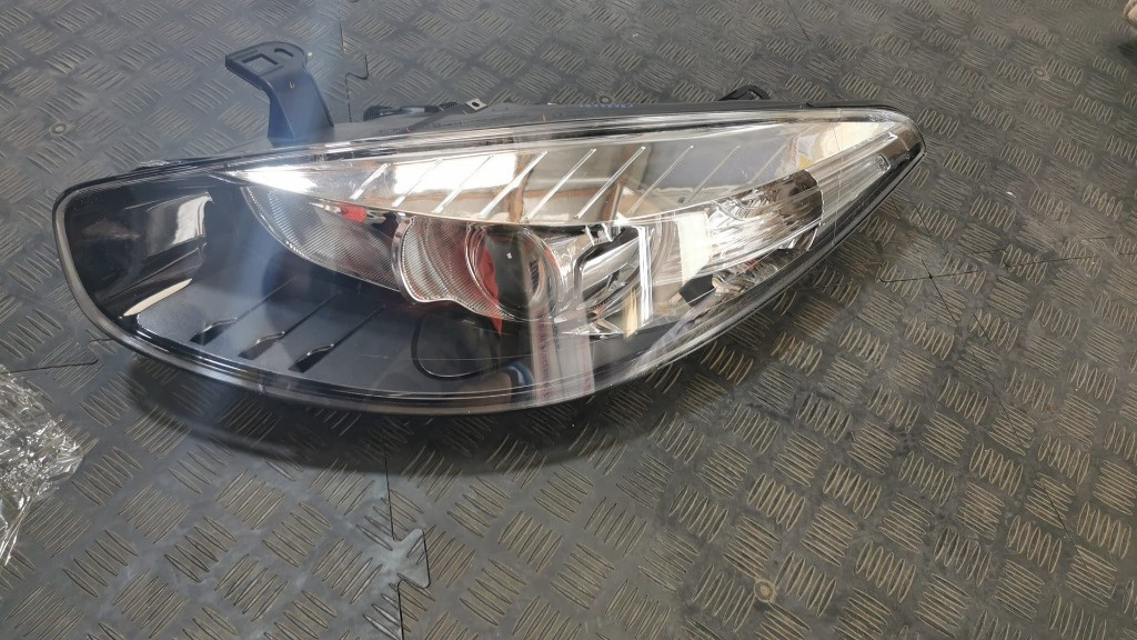 FAR XENON RENAULT FLUENCE DUPA 2013 COD 260107517R