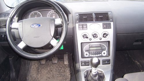 Ford mondeo 2001 este intact