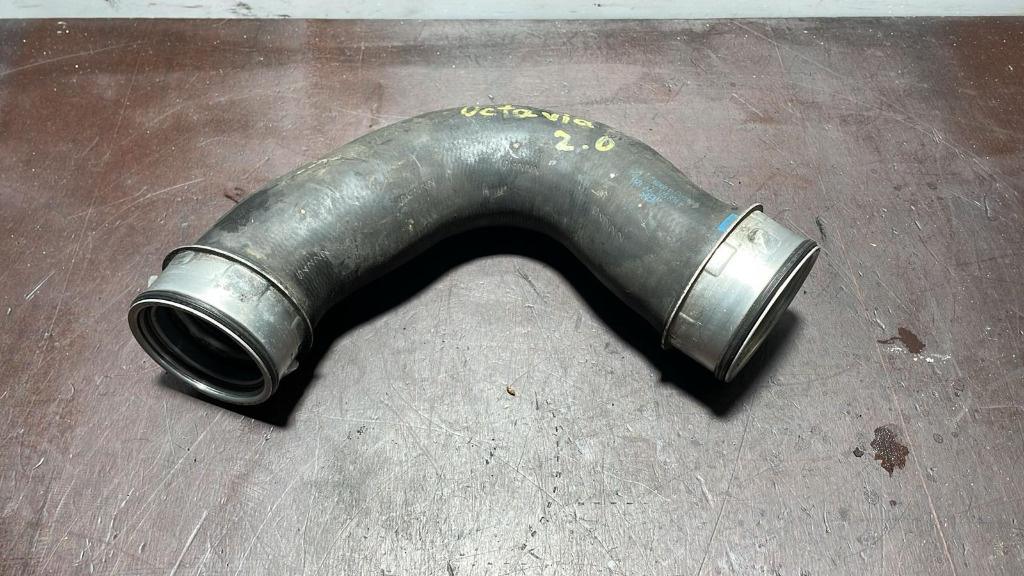 Furtun intercooler dreapta cod 3C0145834F Volkswagen Audi Skoda Seat 2.0TDI motor BMN , CBBB , CFGB , CEGA