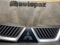 Grilă centrală dintre faruri Mitsubishi Outlander 2008