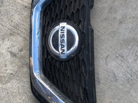 Grila bara fata centrala cu emblema Nissan Qashqai cod 6933u100