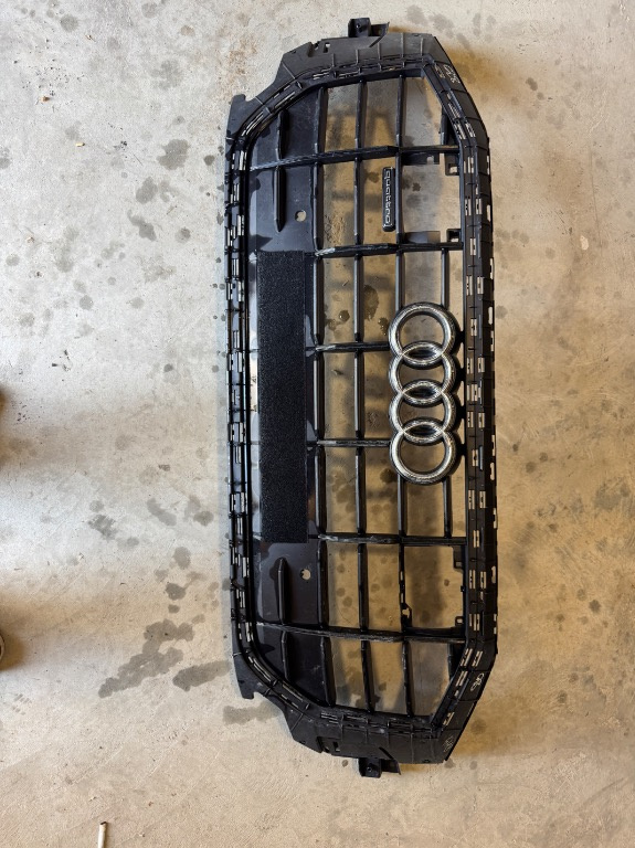 Grila centrala Audi Q8 4M8 Quattro 2018/2019/2020/2021/2022/2023