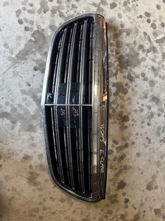 Grila centrala cu distronic Mercedes E-Class W213 2016/2017/2018/2019/2020/2021/2022