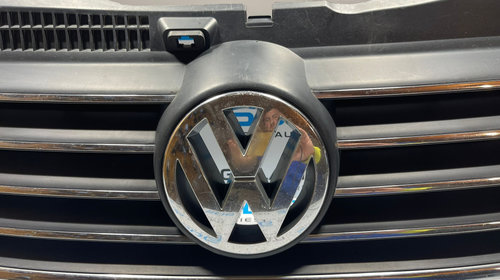 Grila Centrala cu Sigla Emblema de pe Bara Spoiler Fata Volkswagen Passat B5.5 2001 - 2005 Cod 3B0853651L 3B0853601C