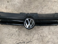 Grila centrala intre faruri VW Golf 4 2001 1J0853655D