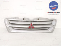 Grila centrala originala Mitsubishi Pajero 3 (facelift) 2003 2004 2005 2006 MR387981/82