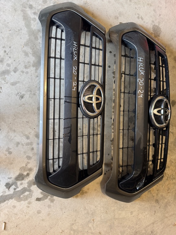 Grila centrala Toyota Hilux 2020/2021/2022/2023/2024