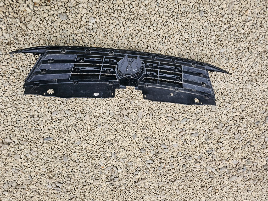 Grila fata + sigla VW PASSAT B8 cod 3g0 