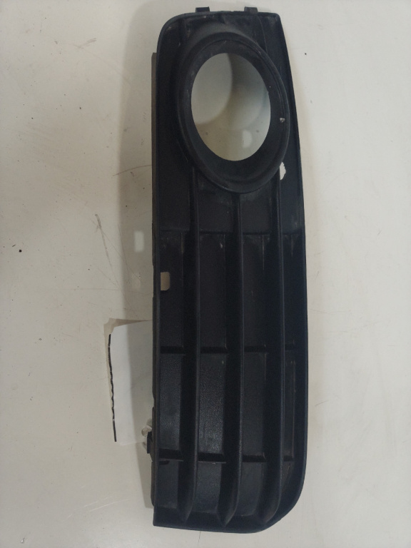 Grila inferioara bara fata Audi A4 B8 an 2012 cod piesa 8K0807681A