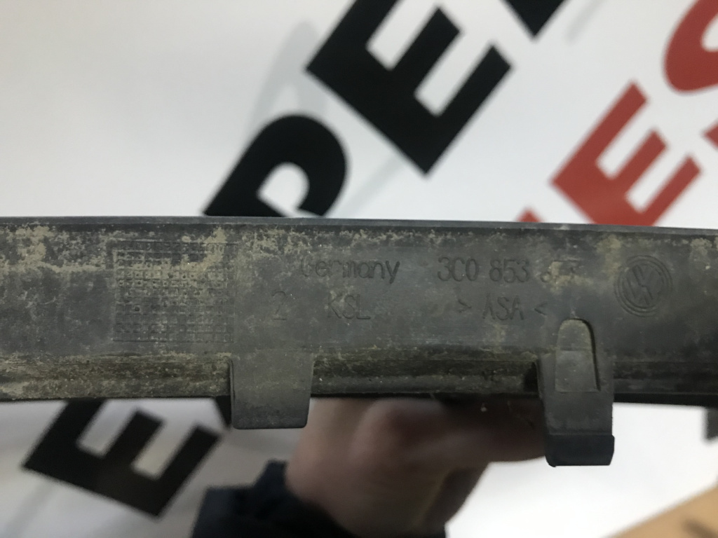 Grila inferioara bara fata vw passat b6 