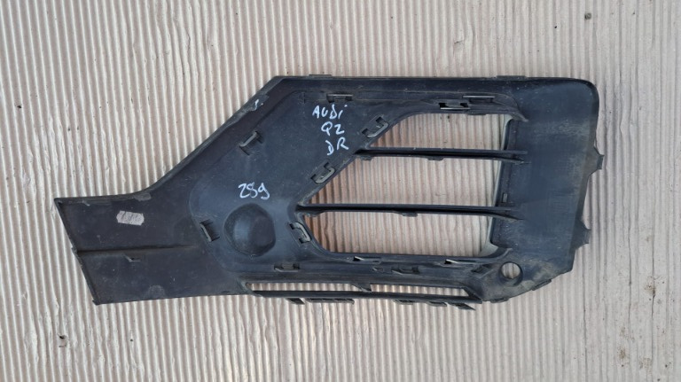 Grila proiector dreapta Audi Q2 cod 81A8