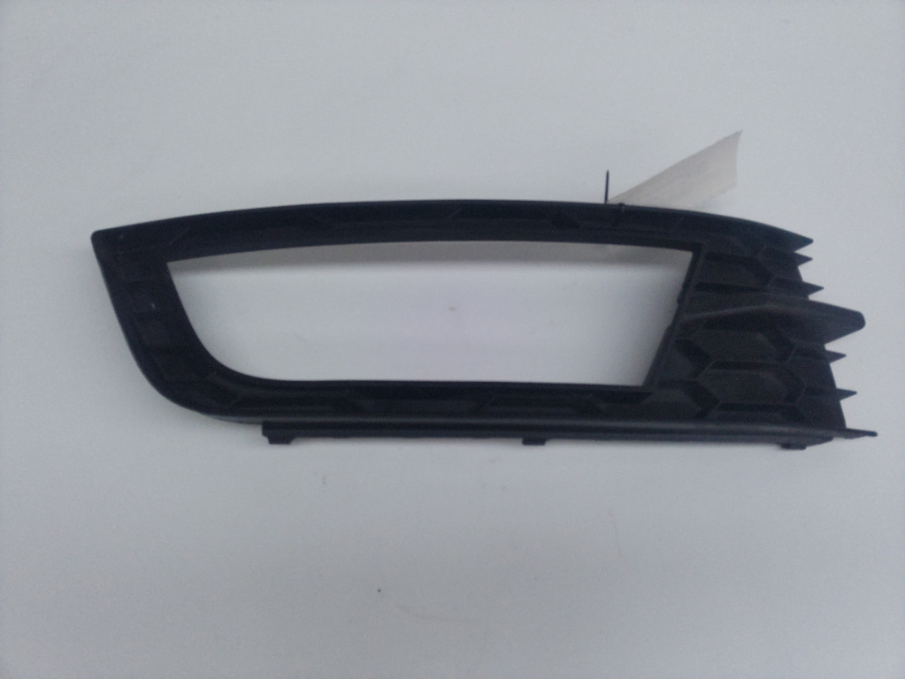 Grila proiector dreapta fata Skoda Octavia 3 an 2014 cod piesa 5e0807682