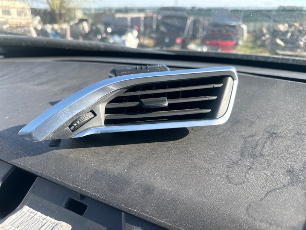 Grila Ventilatie Bord Dreapta Peugeot 2008 / 208 cod 9673131677