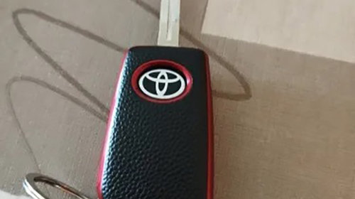 Husa rosu insertii piele pentru cheie Toyota Rav 4 Auris Corolla Verso Yaris C-HR Aygo Avensis Camry