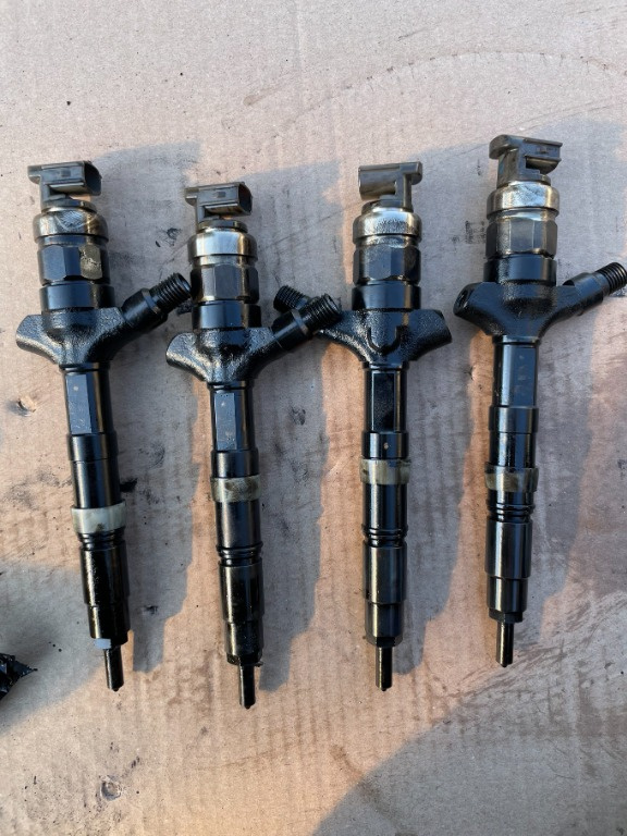Injector 23670 0g010 toyota avensis noi si sh de vanzare - TU