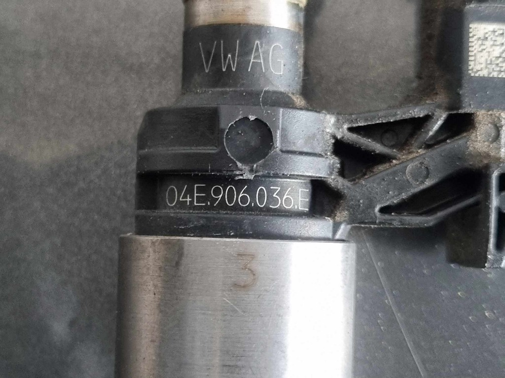 Injector 04E906036E VW Passat B8 Variant