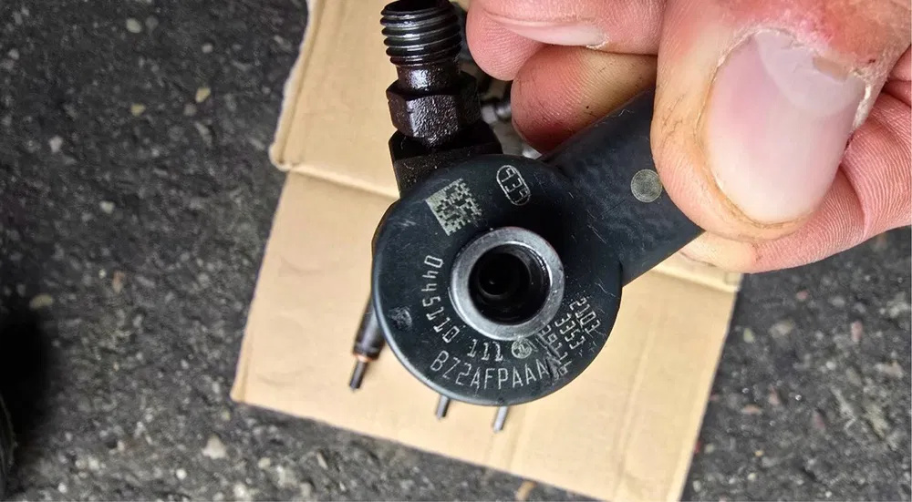 Injector Alfa Romeo 2.4 JTD cod 0445110111