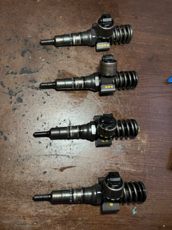 Injector audi A6 C6 A4 B7 2.0 tdi 140 cp cod:03G13