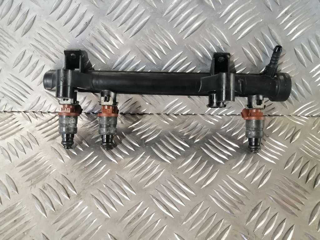 Injector injectoare Fabia 1 1.4 MPI AZF 2000 2001 2002 2003 2004 047906031C