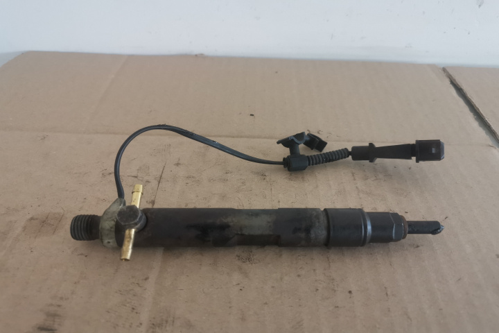 Injector Injector, cod 059130201E, VW Passat Variant (3B5), 2.5 TDI, AKN (idi:466413) 059130201E Volkswagen VW Passat