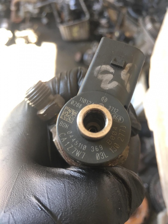 Injector Vw Crafter 2.0 TDI cod injectoare 03L 130 277 J Bosch 0445 110 369