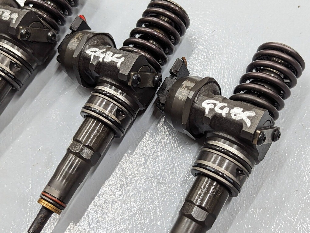 Injector VW Multivan T5 (7HF) 1.9 TDI 10