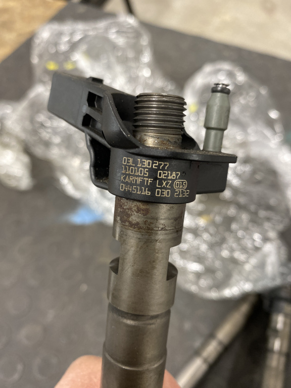 Injector VW Passat B6 2.0 TDI R Line sedan 2010 (03L130277)