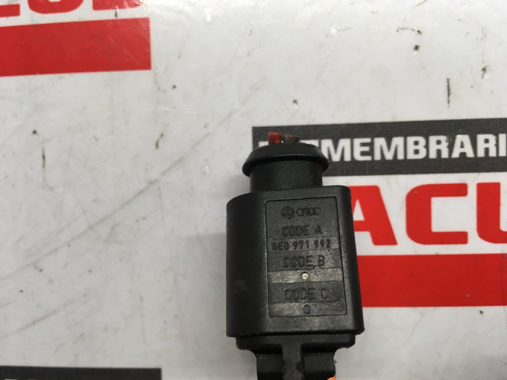 Injector VW Passat B6 cod: 8e0971992
