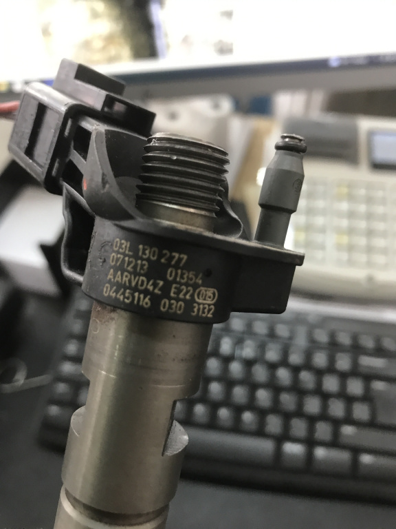 Injector VW Passat B6 R-Line 2.0 TDI CBB