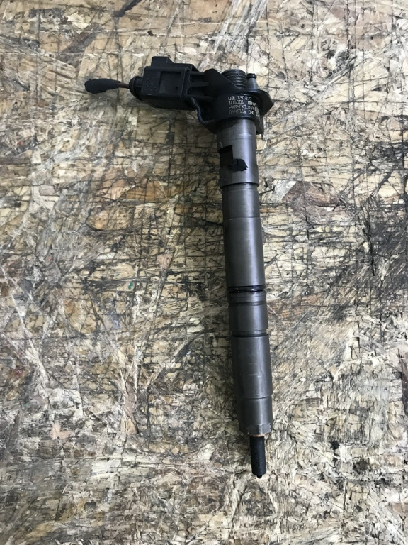 Injector VW Passat B6 R-Line 2.0 TDI CBBB, 4x4, Automat DSG combi 2010 (03L130277)