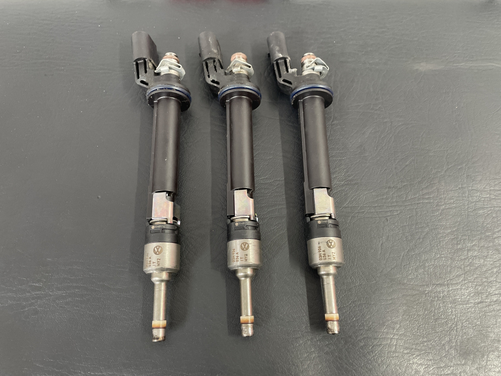 Injector VW Passat B7 3.6i V6 R-Line Automat 300cp sedan 2014 (03H906036A)