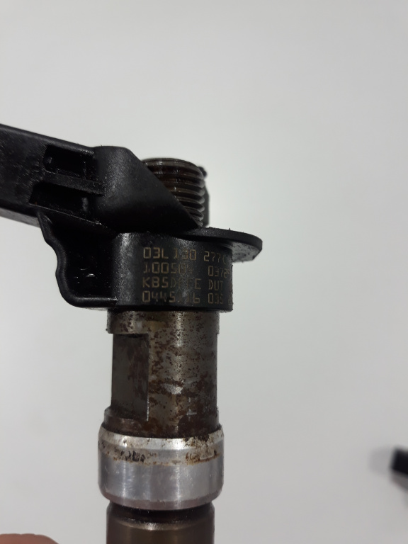 Injector vw T5, T6 motor 2.0 tdi cod 03L