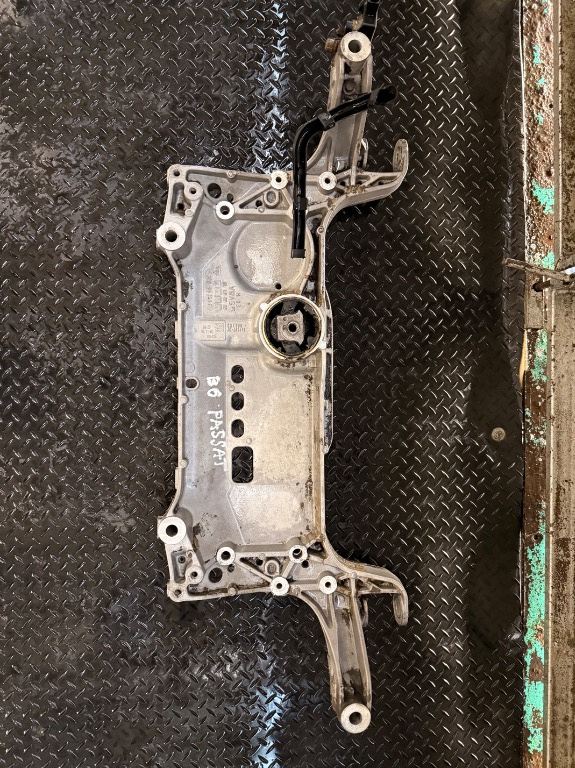Jug motor cadru motor Volkswagen Passat B6 - imagine 1