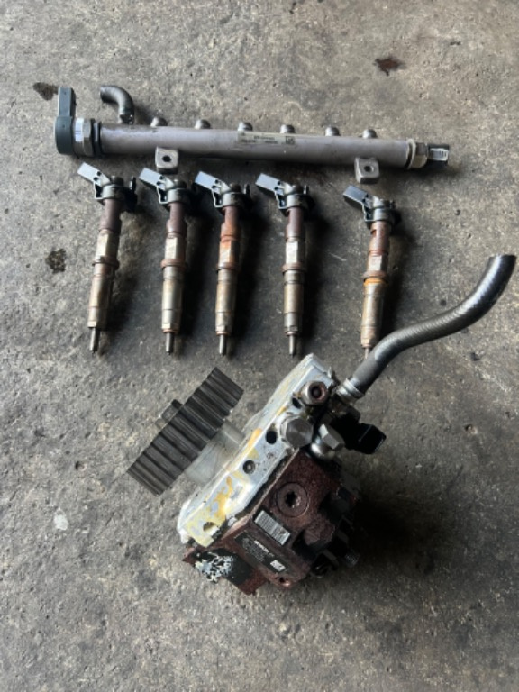 Kit injectie Injector Injectoare Pompa inalte Rampa Vw Volkswagen Crafter 2.5 Diesel cod 0445010125 076130277