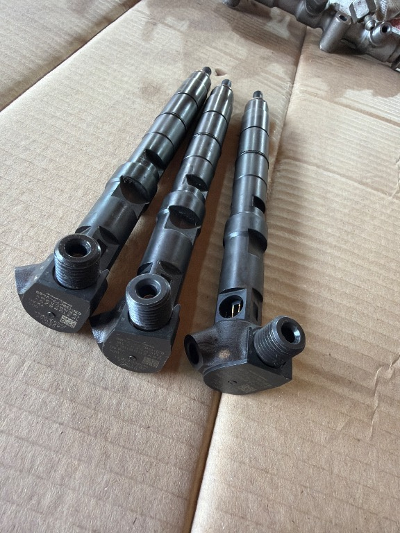 L16 Injectoare / Injector Volkswagen Skoda Seat Audi 1.2 TDI Euro 5 Cod Motor CFW / 03P130277 2 BUCATI IN STO
