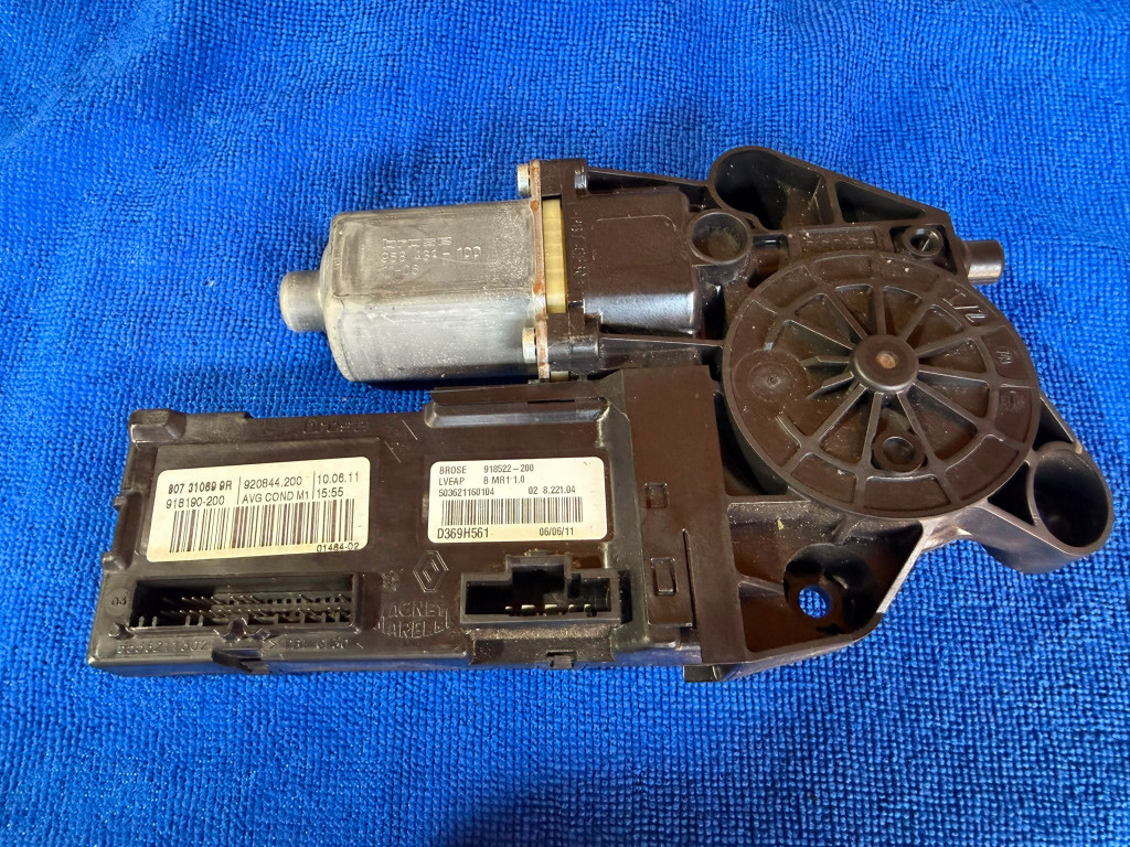 L22 0329 807310699R MOTORAS MACARA GEAM STANGA FATA RENAULT FLUENCE