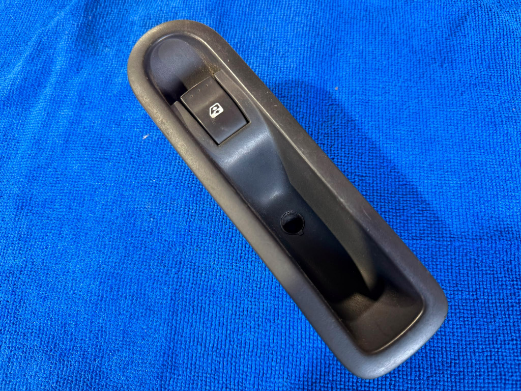 L22 Buton geam 156013870 Renault Megane 2