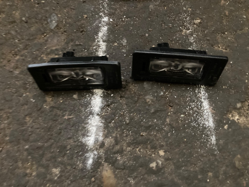 Lampa numar VW Touareg 3 2018 - 2022 Lămpi număr Haion Touareg CR Pret fix bucata