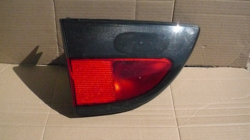 Lampa stop stanga pe capota spate Renault Megane 1 Classic , Phase 1 (1996 - 1999) : 7700838532