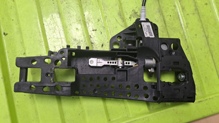 Maner usa dreapta fata Audi A4 B8 cod 8T02837886