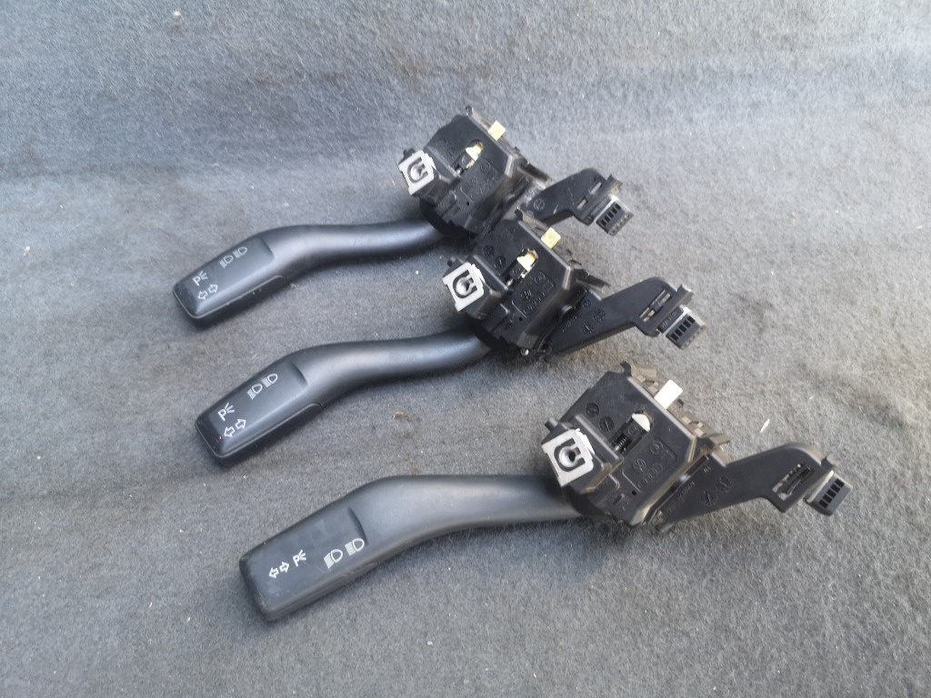 Maneta semnalizare Audi A3 8P cod 8P0953513A