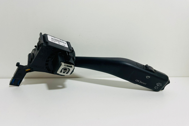 Maneta Semnalizare / Bloc lumini 1K0953519 A / 1K0953519A / 01203506 Audi A3 8P/8PA [facelift] [2004 - 2008]