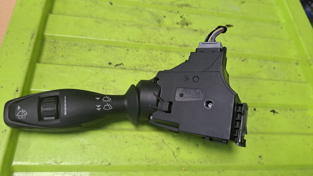 Maneta stergator Ford Fiesta MK7 cod 8A6T-17A553-AC