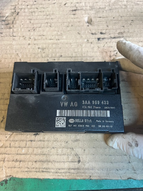 Modul confort 3AA 959 433 3AA 959 433 3AA 959 433 Volkswagen VW Passat B7 [2010 - 2015] Sedan 1.6 MT (105 hp) Dezmembrez VW Passat B7 limuzina 1.6 tdi 105cp CAYC cutie manuala in 6 trepte MYP
