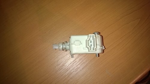 Motoras/actuator portbagaj golf 4