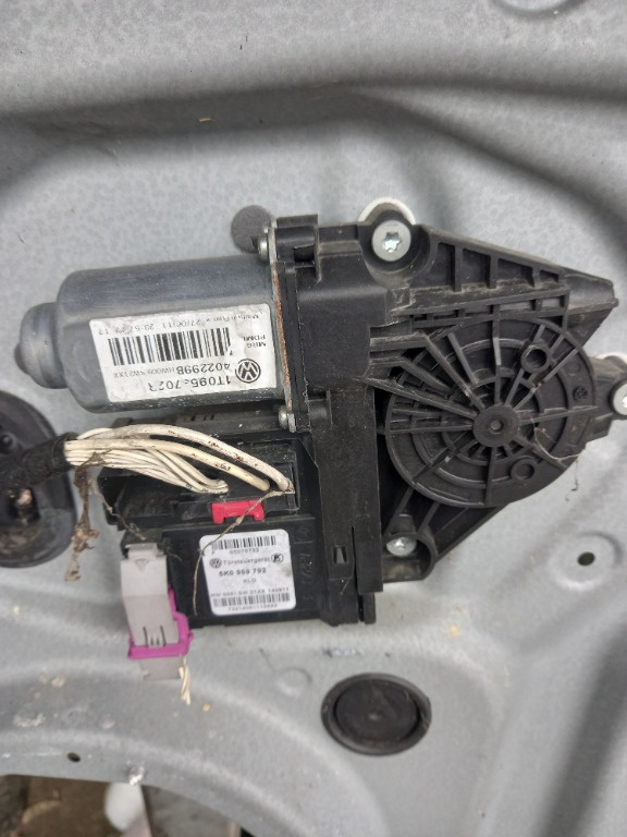 Motoras geam dreapta fata VW Caddy 3 cod produs:1T