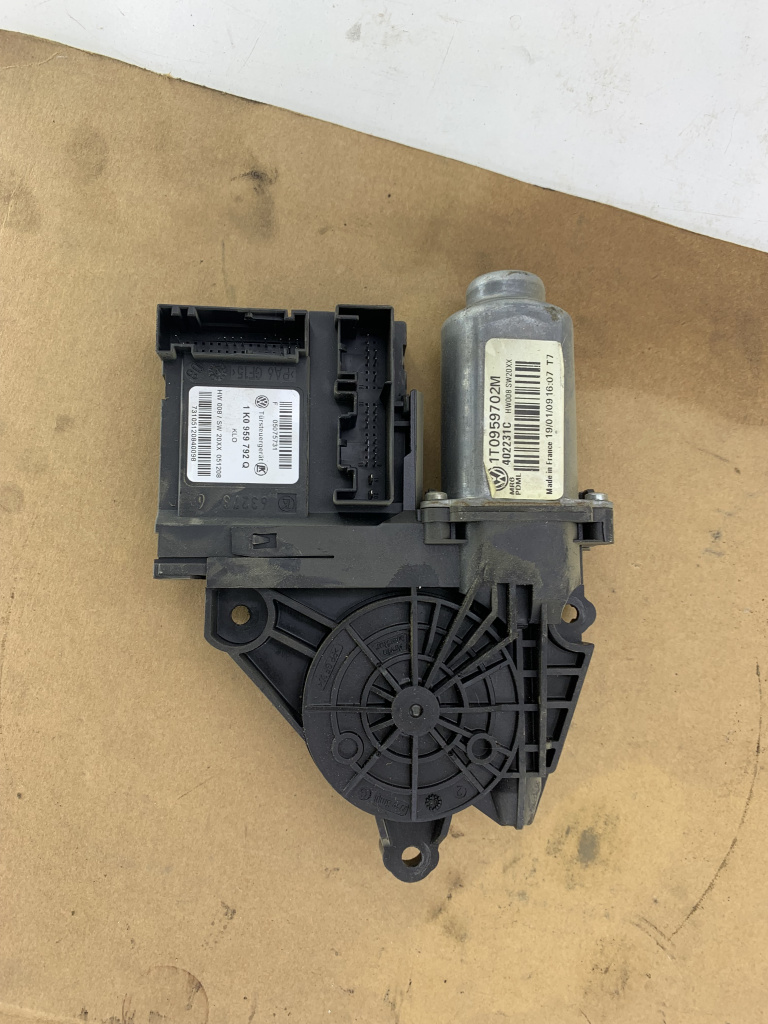 Motoras geam dreapta fata VW CADDY BST 2.0 SDI 2004-2011 1K0959792Q / 1T0959702M DezP: 26119